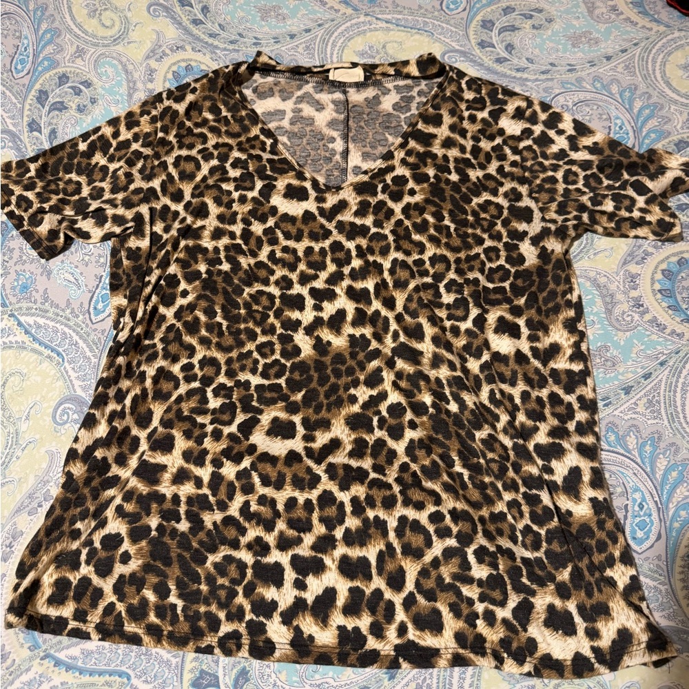 1.4.3. Story by Line Up Leopard Print Short Sleeve Top